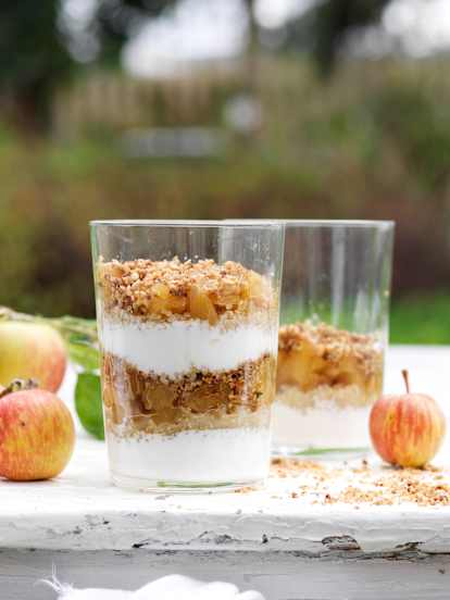 Parfait de yogur, quinoa y manzana con crumble