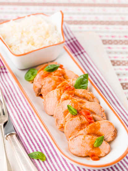 Lombinhos de porco com tomate e manjericão e arroz de limão