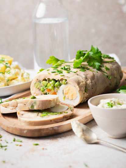Matambre de pollo con ensalada de patata