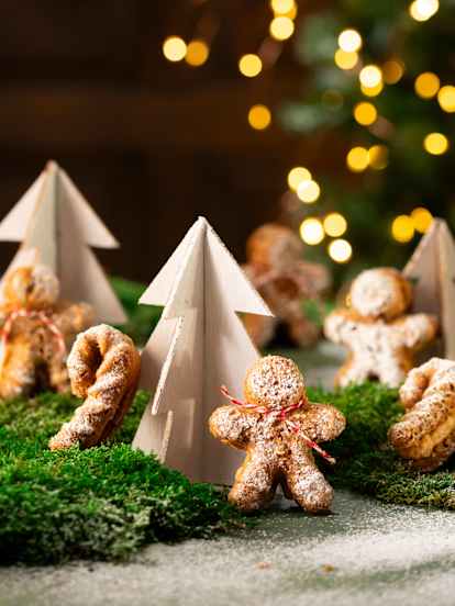 Bonecos e bengalas de gengibre e maçã com recheio de caramelo