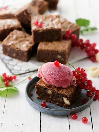 Brownies mit Ribiselsorbet