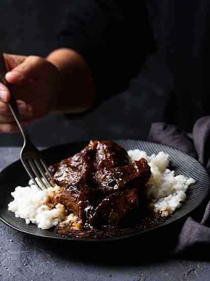 Carrilleras de ternera en salsa de cerveza negra y arroz blanco en cocción lenta