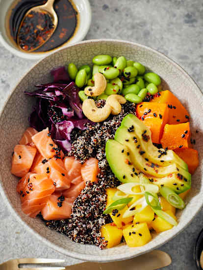 Poke bol de salmón y mango