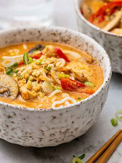Rotes Curry-Ramen mit Poulet