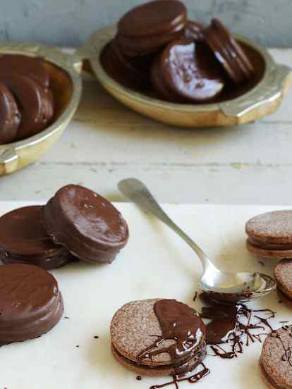 Alfajores con baño de chocolate
