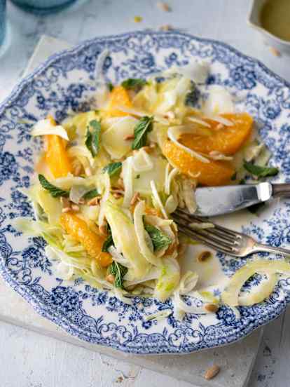 Salada de erva doce com laranja e pinoli