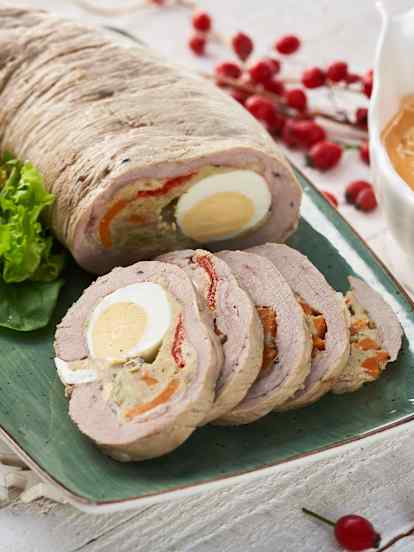 Matambre con salsa de pimiento y ají al maracuyá