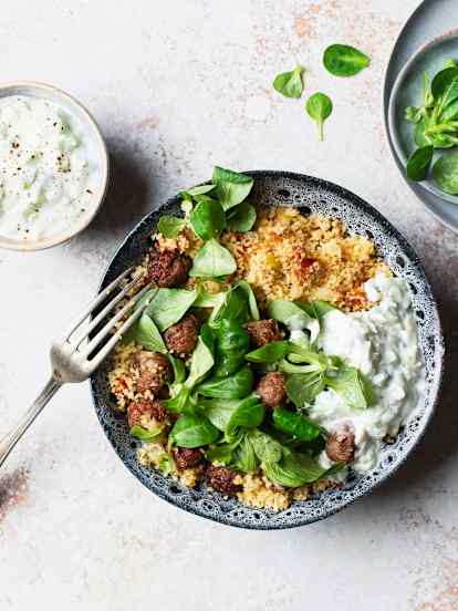 Bol de cuscús con albóndigas y tzatziki