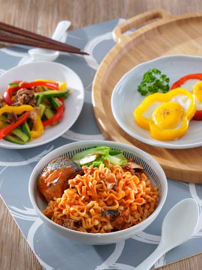 彩椒太陽蛋&茄汁鯖魚拉麵、肉燥炒雙椒
