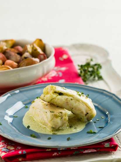 Medalhões de pescada a vapor com batatas novas e rabanetes