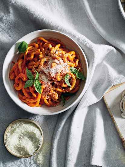 “Pici all’aglione” (Pici with tomato and garlic sauce)