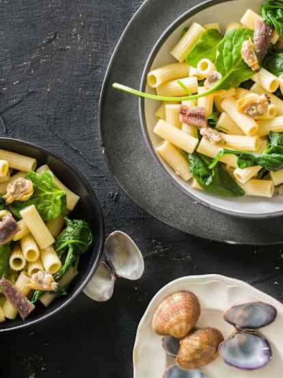 Macarrones con espinacas, almejas y anchoas