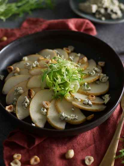 Ensalada de pera y queso azul con avellanas