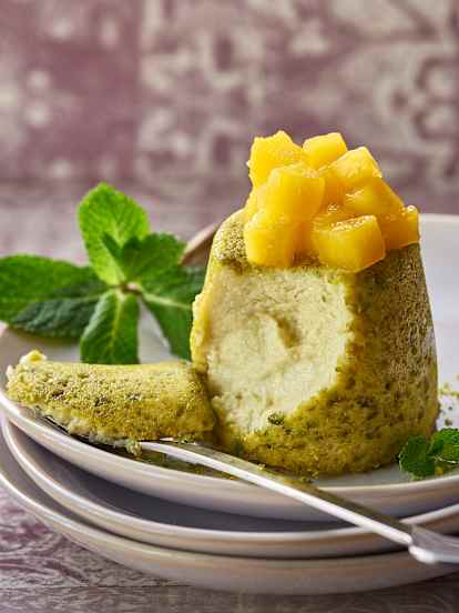 Pistachio cheesecakes with mango
