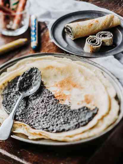 Crêpe fourrée au houmous de sésame noir