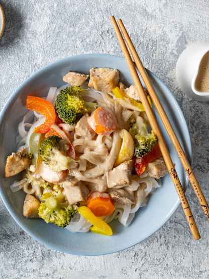 Sos orzechowy z kurczakiem lub tofu na parze