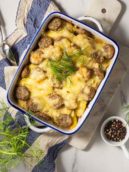 Zapiekanka ziemniaczana z białą kiełbasą