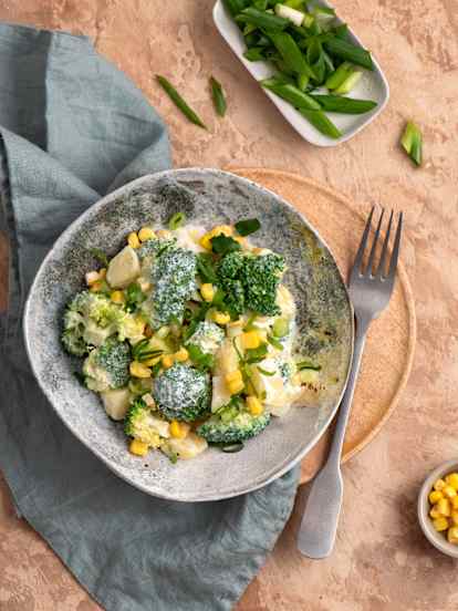 Sałatka ziemniaczano-brokułowa z kukurydzą i szczypiorkiem