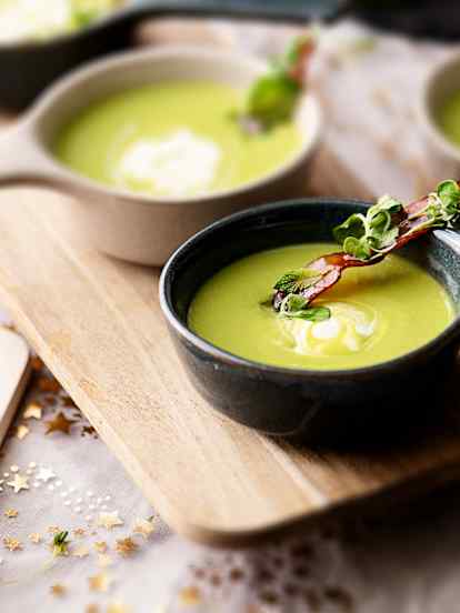 Hrášková polévka s crème fraiche a křupavou šunkou