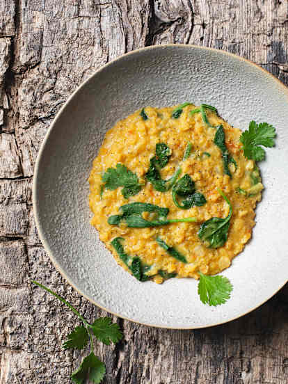 Dahl di lenticchie, spinaci e latte di cocco