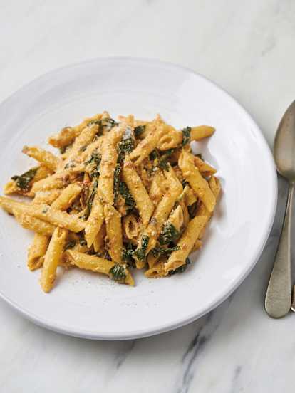 Penne com molho de tomate seco e espinafres