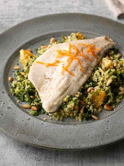 Bar vapeur, couscous à l'orange et au cresson