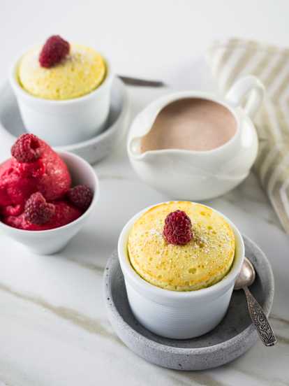 Topfensoufflé mit Himbeersabayon und -Sorbet