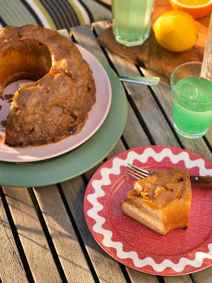 Bizcocho con melocotón y dulce de leche