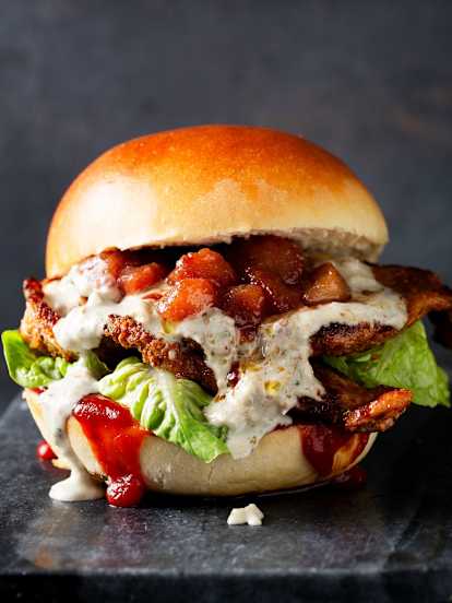 Hamburger au porc, sauce au gorgonzola et poires au marsala