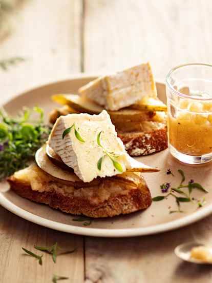 Tartine de compote et tranches de poires caramélisées avec camembert