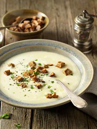 Česneková krémová polévka se šlehačkou a opečenými krutony