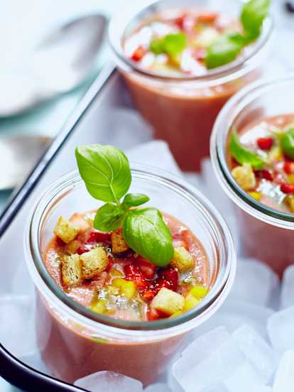 Polévka gazpacho s jahodami