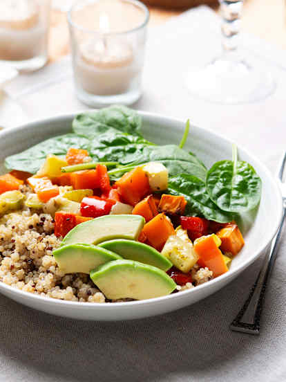 Quinoa con verduras asadas y aguacate
