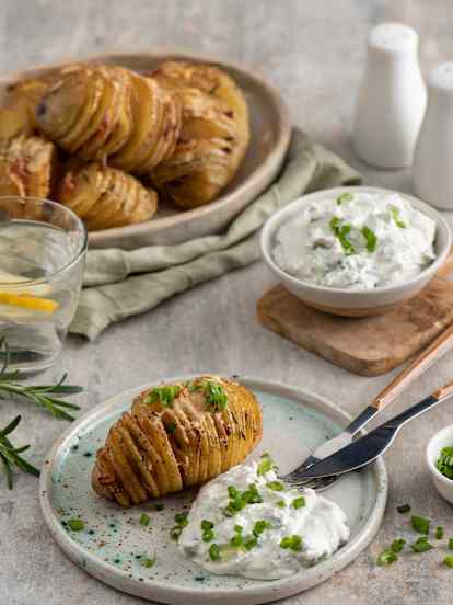 Ziemniaki Hasselback i dip z serem pleśniowym