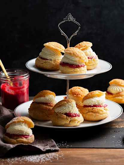 Carolinas recheadas de framboesa e creme de chocolate branco