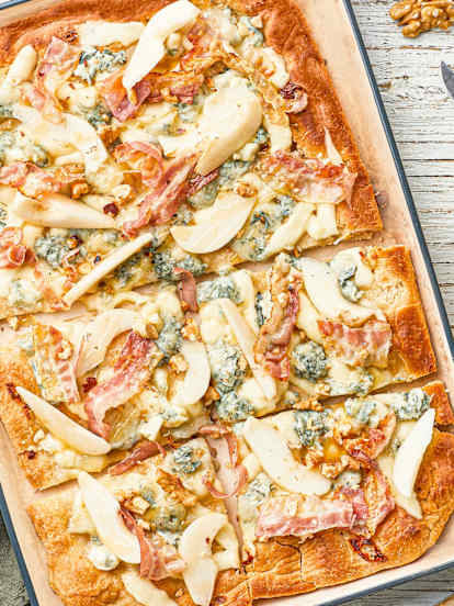 Pizza z serem pleśniowym, gruszkami i orzechami włoskimi