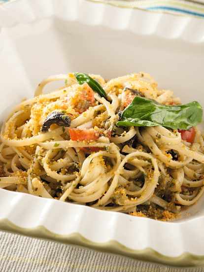 Tallarines con anchoas, tomates cherry y albahaca fresca