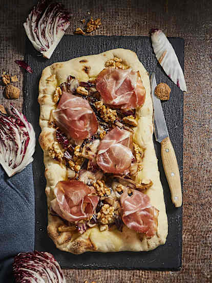 Pizza met parmaham en walnoten
