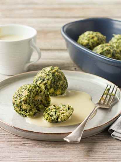 Topfenspinatknödel mit RUPP Feinster Streich Blauschimmelkäse