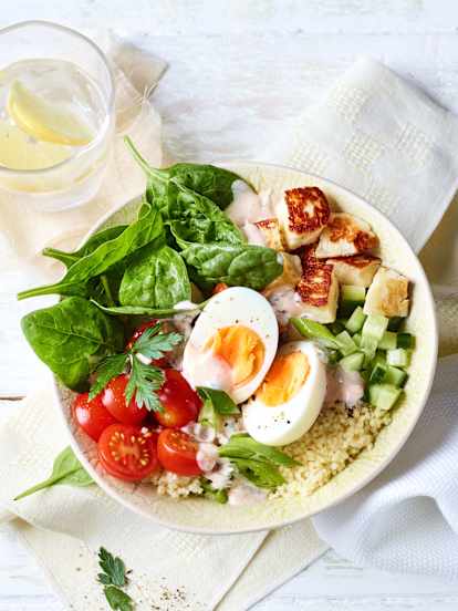 Bowl ze szpinakiem i serem halloumi