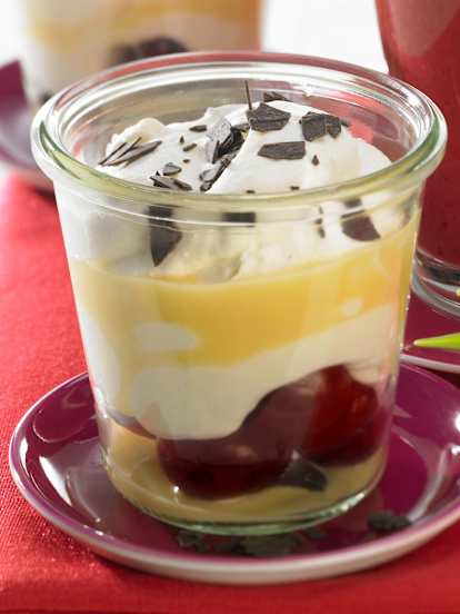 Schichtdessert mit Kirschen