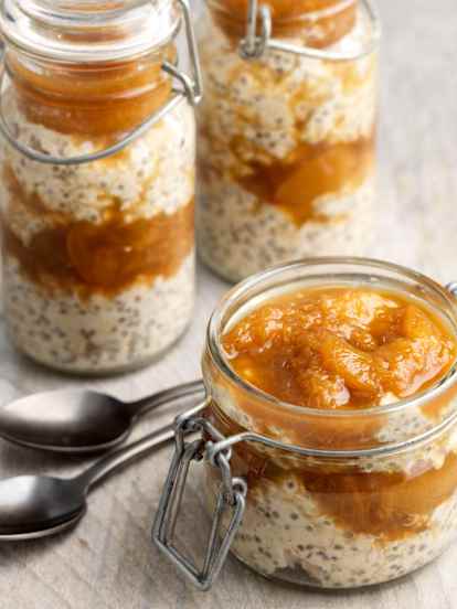 Nocna owsianka z brzoskwiniowym sosem