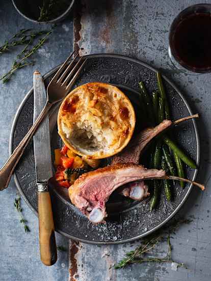 Carré d'agneau au thym, ratatouille, haricots verts et gratin de pommes de terre