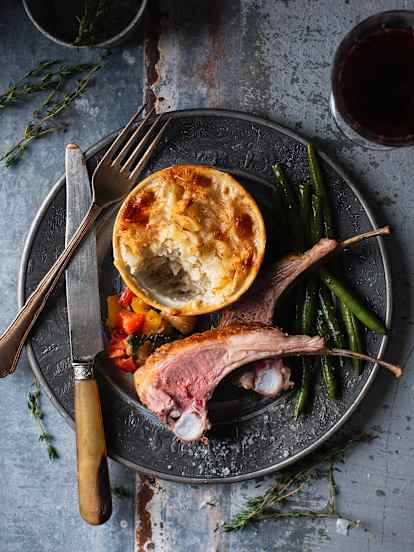 Carrè di agnello con verdurine, fagiolini e gratin di patate