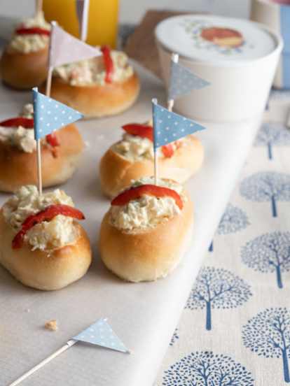 Panecillos rellenos de ensaladilla