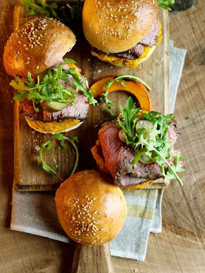 Roastbeef-Burger mit Kürbishummus und Rucola