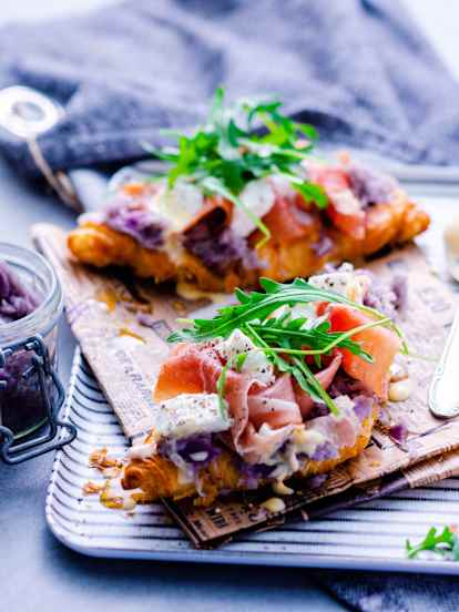 Tartine de croissant aux oignons, burrata et jambon
