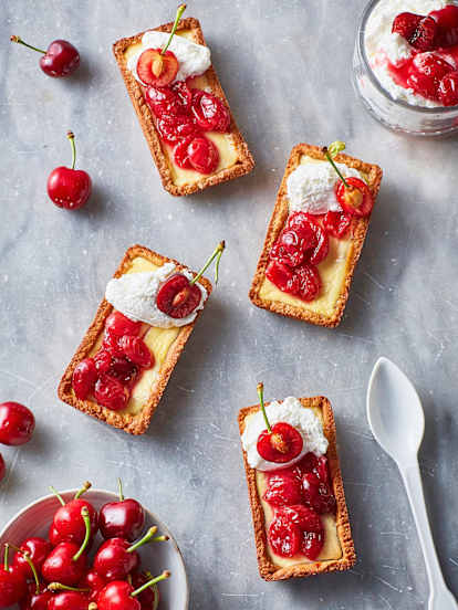 Crostatine di farro con crema di yogurt e composta di ciliegie