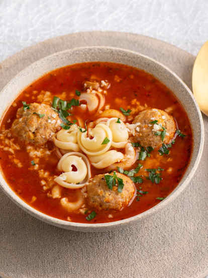 Zupa z makaronem i pulpetami z indyka