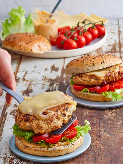 Burger de poulet à l'italienne, tomates confites et origan